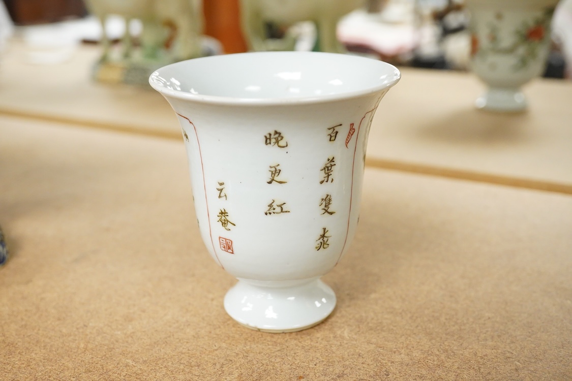 A Chinese famille verte footed wine cup decorated with flowers, 9cm high
